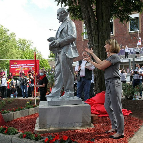 Нажмите на изображение для увеличения
Название: В Германии установили памятник Ленину 01.jpg
Просмотров: 56
Размер:	318.7 Кб
ID:	1346235