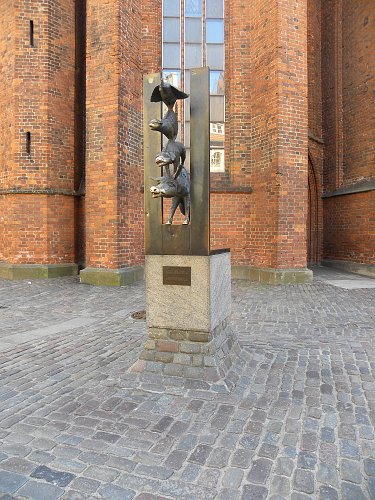 Нажмите на изображение для увеличения
Название: Bronze monument of Bremen Town Musicians in the Riga, Latvia (aprile 2015) 02.jpg
Просмотров: 217
Размер:	2.74 Мб
ID:	951530