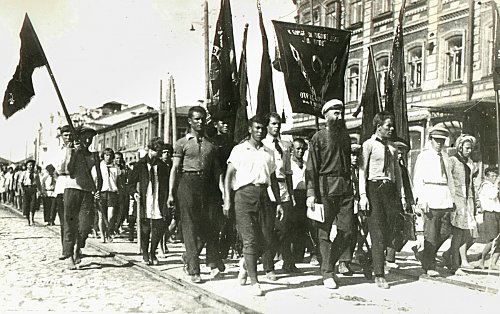Нажмите на изображение для увеличения
Название: Карла Маркса (Гончарова), пионерский парад, август 1929.jpg
Просмотров: 46
Размер:	371.2 Кб
ID:	1646095