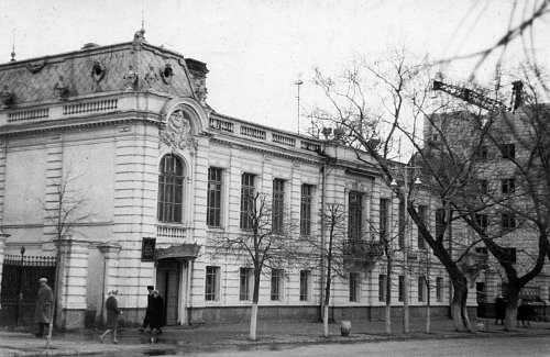 Нажмите на изображение для увеличения
Название: Гончарова-10, Дворец пионеров, справа строят Весну, до.jpg
Просмотров: 45
Размер:	255.2 Кб
ID:	1646105